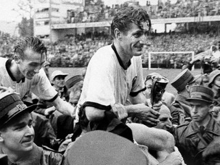 Nemecký kapitán Fritz Walter s trofejou. 