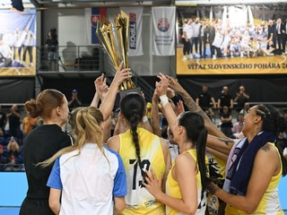 Tím Piešťan s víťazným pohárom po zápase basketbalového Superpohára