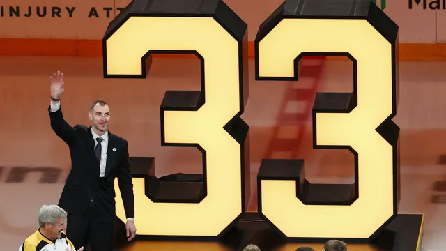 Zdeno Chára počas vyradenia jeho čísla 33.