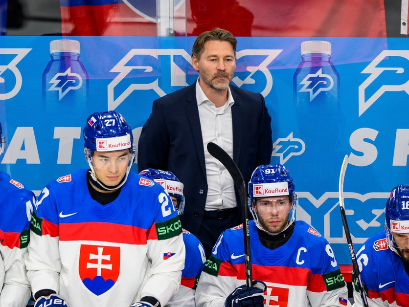 Tréner Slovenska Vladimír Országh v zápase proti Rakúsku na MS v hokeji 2025. 