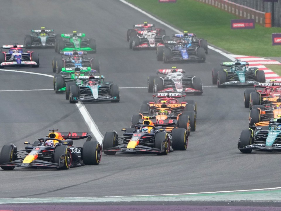 Max Verstappen na Red Bulle na čele Veľkej ceny Číny 2024.