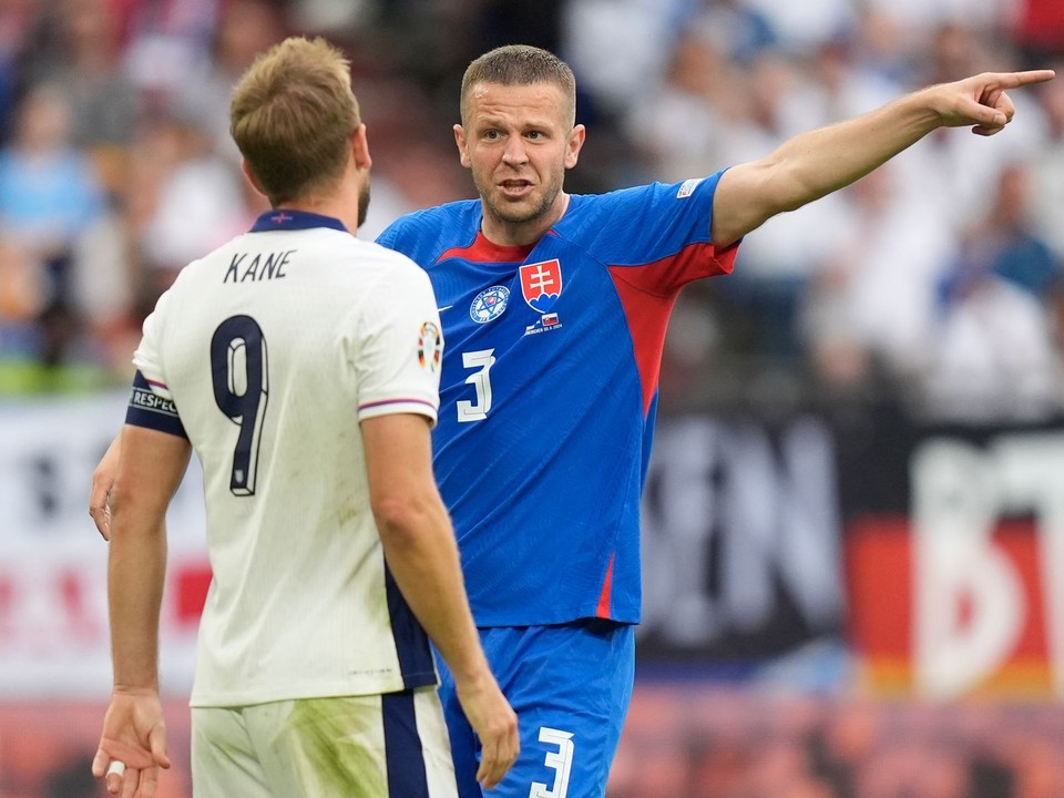 Denis Vavro a Harry Kane v zápase Slovensko - Anglicko v osemfinále EURO 2024.