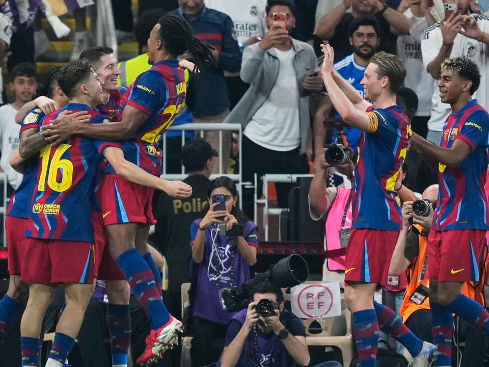 Futbalisti FC Barcelona sa tešia z gólu v zápase proti Realu Madrid.