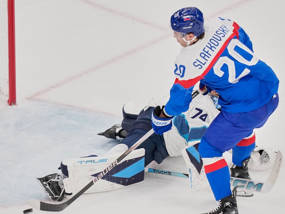 Juraj Slafkovský strieľa gól v zápase Slovensko - Fínsko na ZOH 2026. 