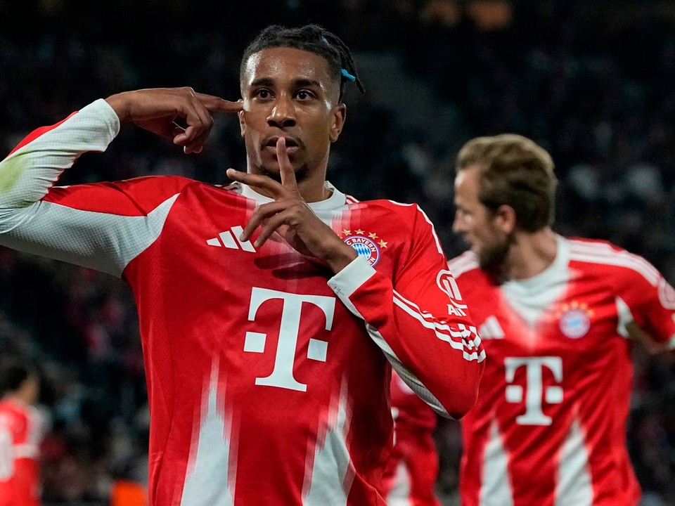 Hráč Bayernu Michael Olise (vľavo) oslavuje gól