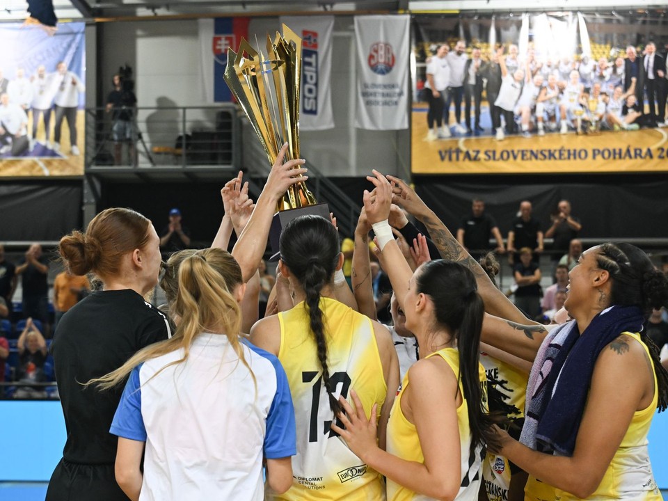 Tím Piešťan s víťazným pohárom po zápase basketbalového Superpohára
