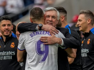 Karim Benzema a tréner Carlo Ancelotti.