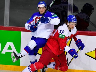 Adrián Holešinský v zápase Slovensko - Česko na MS v hokeji 2021.