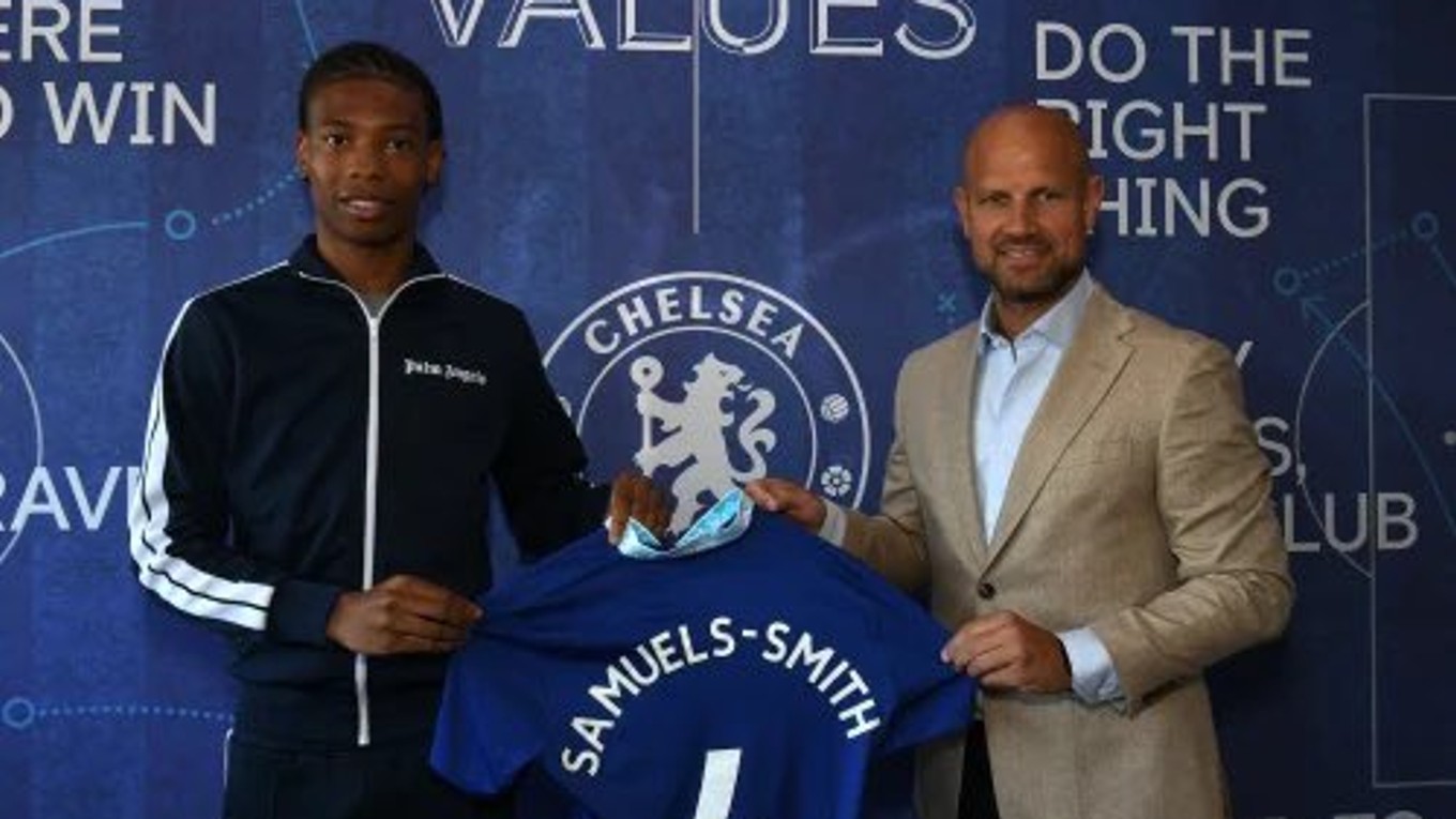 Ishe Samuels-Smith pri podpise novej zmluvy s Chelsea FC. 