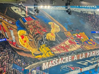 Choreo ultras PSG v zápase proti FC Barcelona.