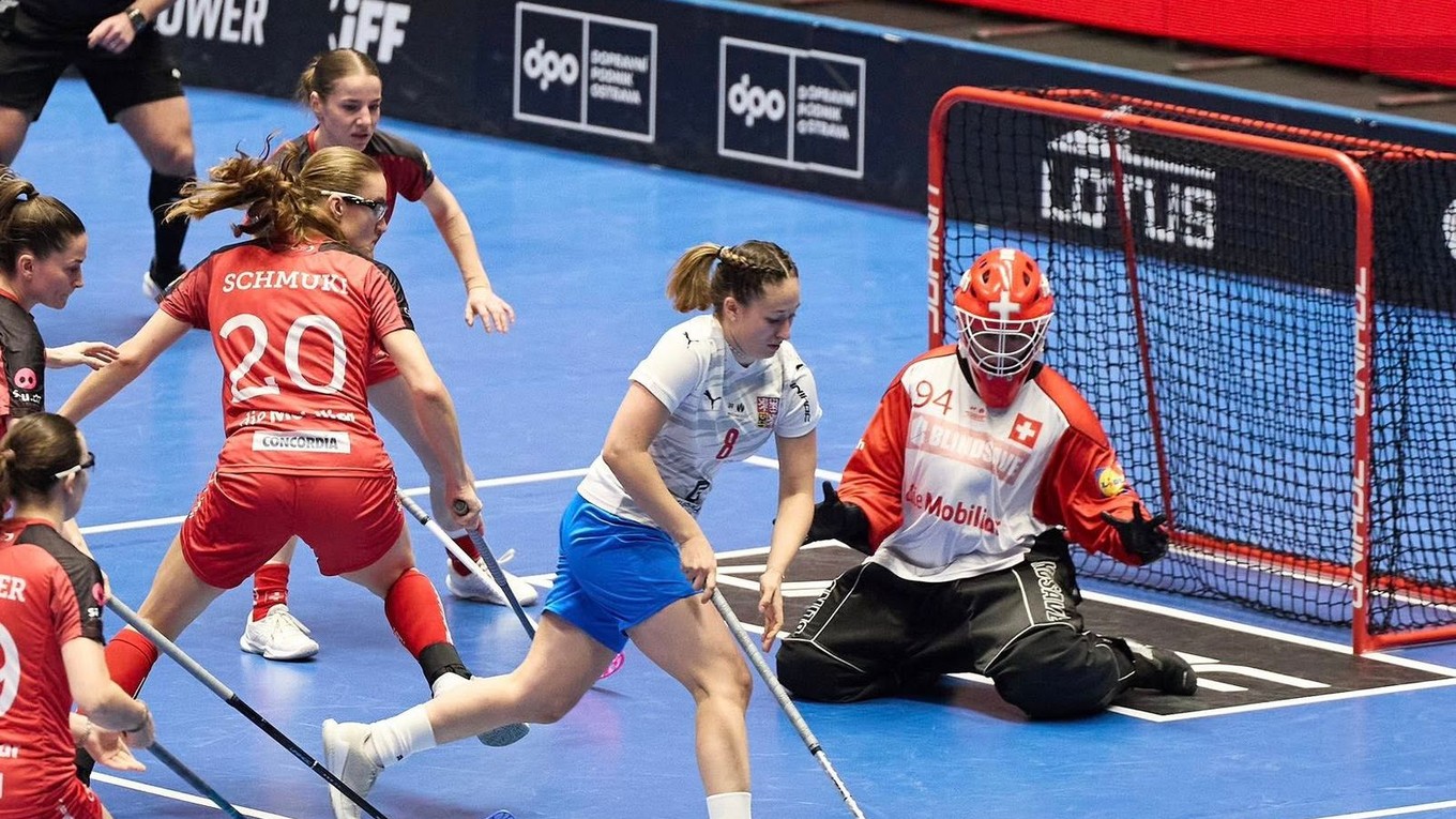 Fotka z finálového zápasu Česko - Švajčiarsko na MS žien vo florbale 2025.