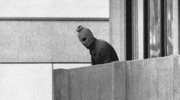 Člen militantnej organizácie Čierny september počas teroristického útoku na OH v Mníchove 1972.