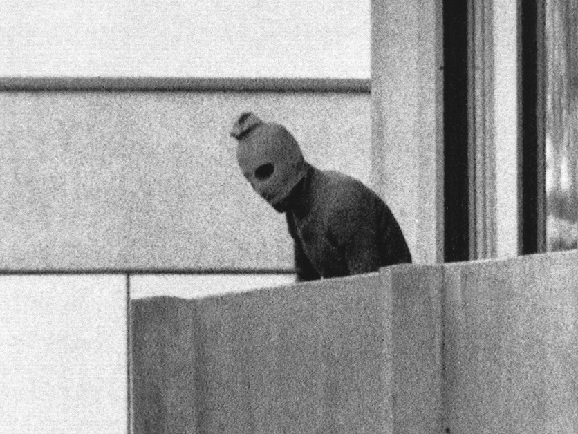 Člen militantnej organizácie Čierny september počas teroristického útoku na OH v Mníchove 1972.