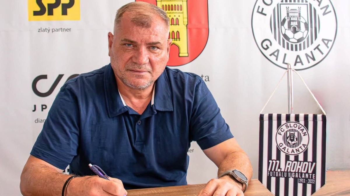 Mikuláš Radványi pri podpise zmluvy s FC Slovan Galanta.