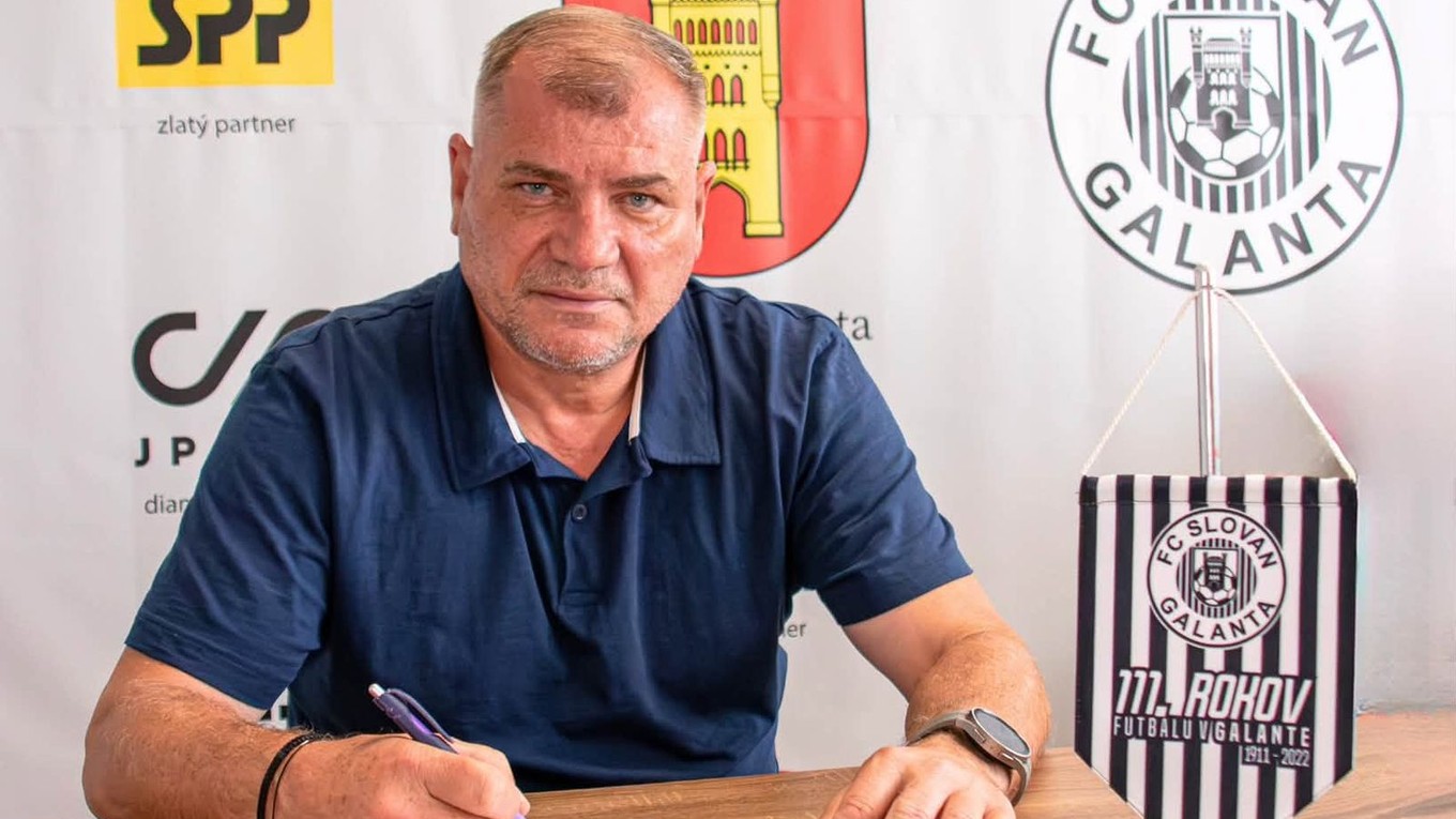 Mikuláš Radványi pri podpise zmluvy s FC Slovan Galanta.