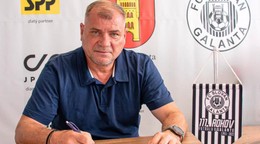 Mikuláš Radványi pri podpise zmluvy s FC Slovan Galanta.
