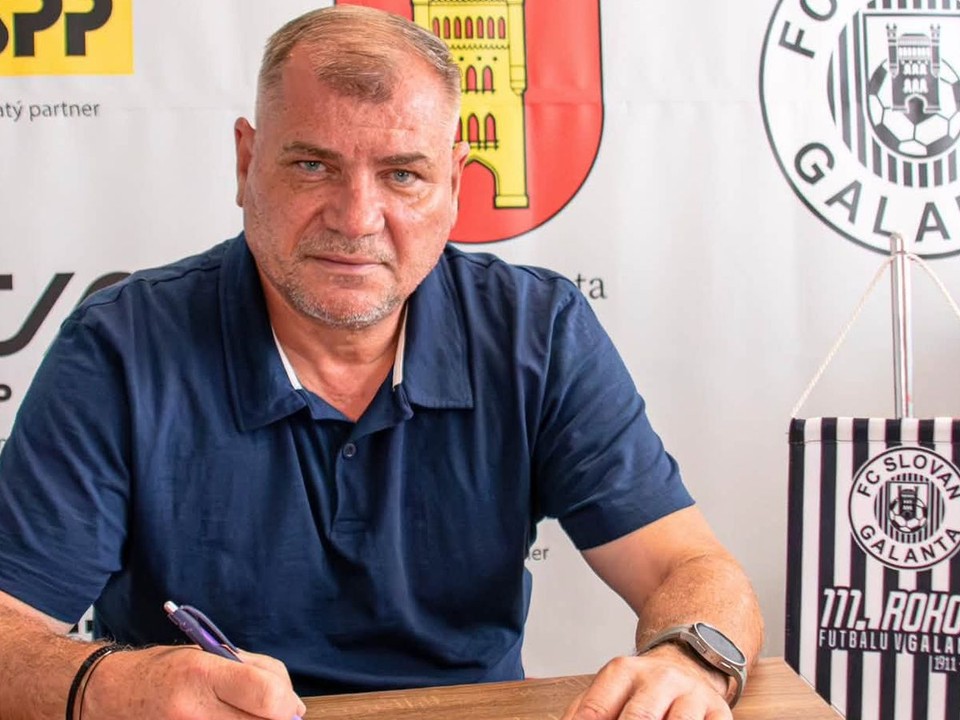 Mikuláš Radványi pri podpise zmluvy s FC Slovan Galanta.