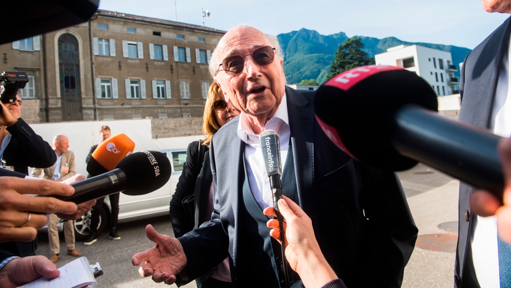Blatter vysvetľuje dva milióny pre Platiniho. Boli to oneskorené mzdy, vraví