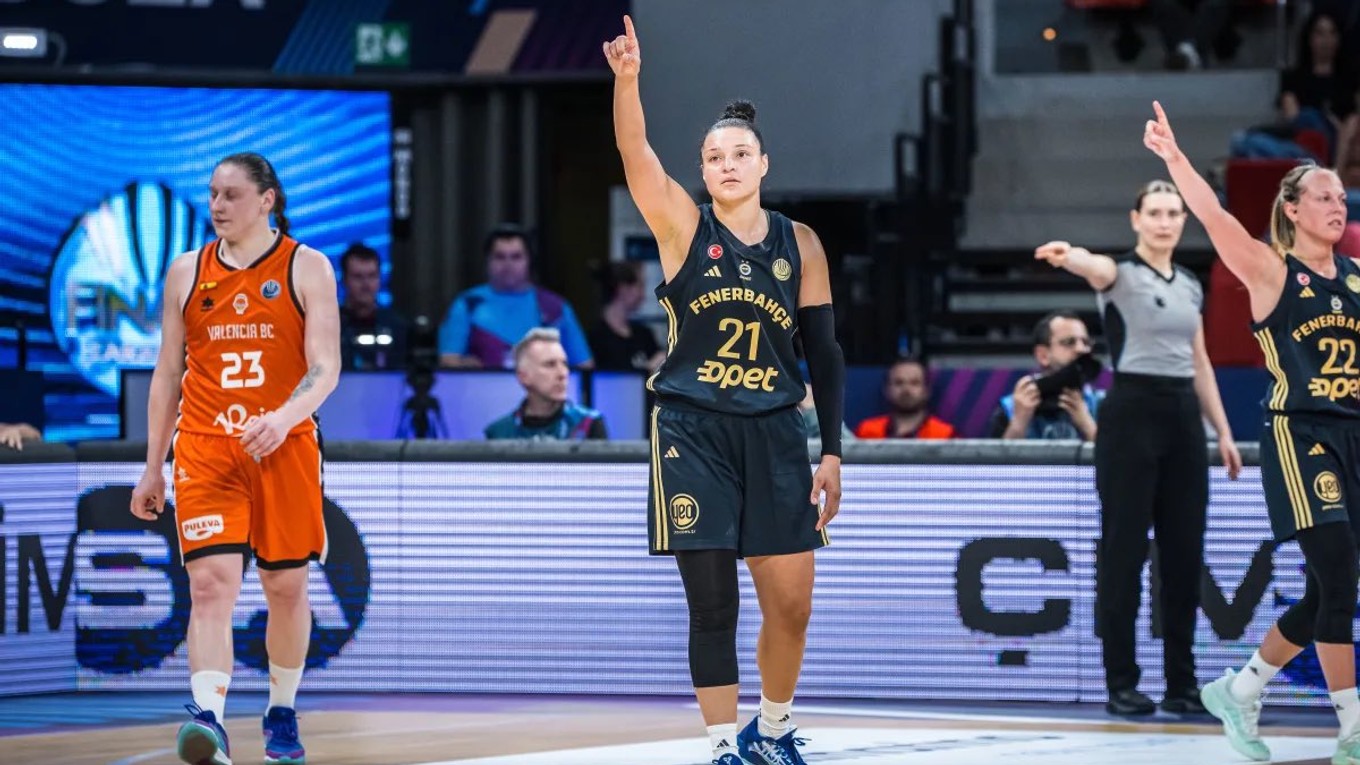 Momentka zo zápasu o 3. miesto v Eurolige žien medzi Valenciou BC - Fenerbahce Opet Istanbul.