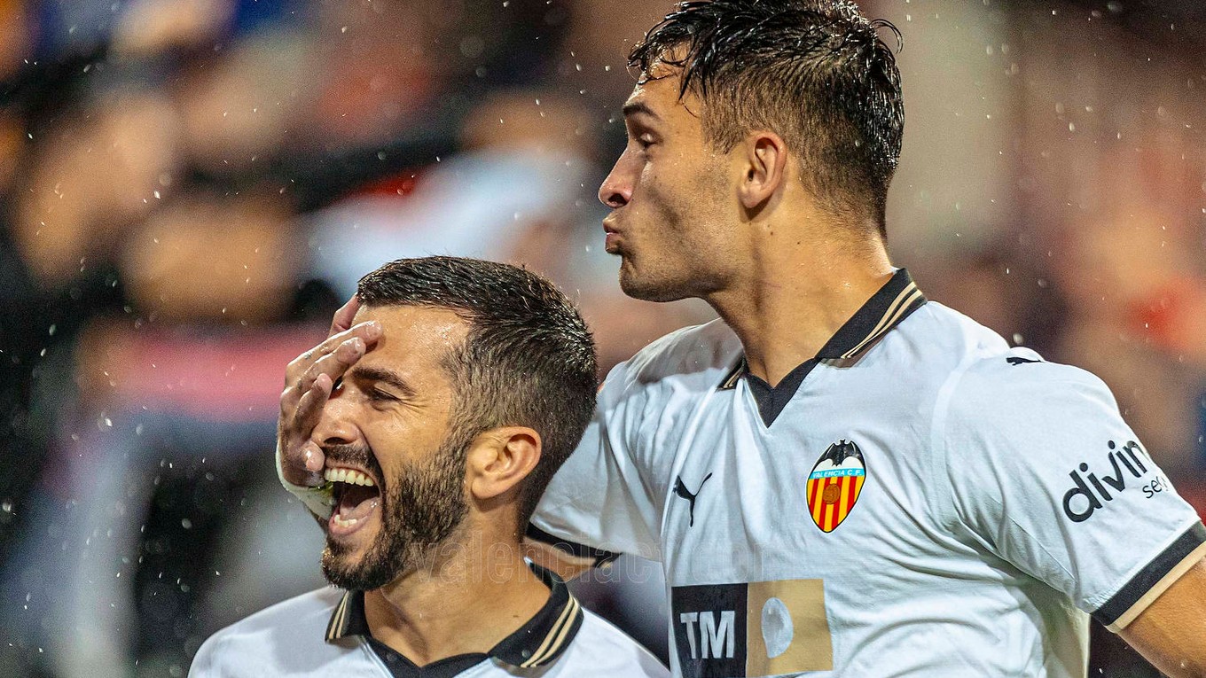 Futbalisti klubu Valencia CF sa tešia po strelenom góle.