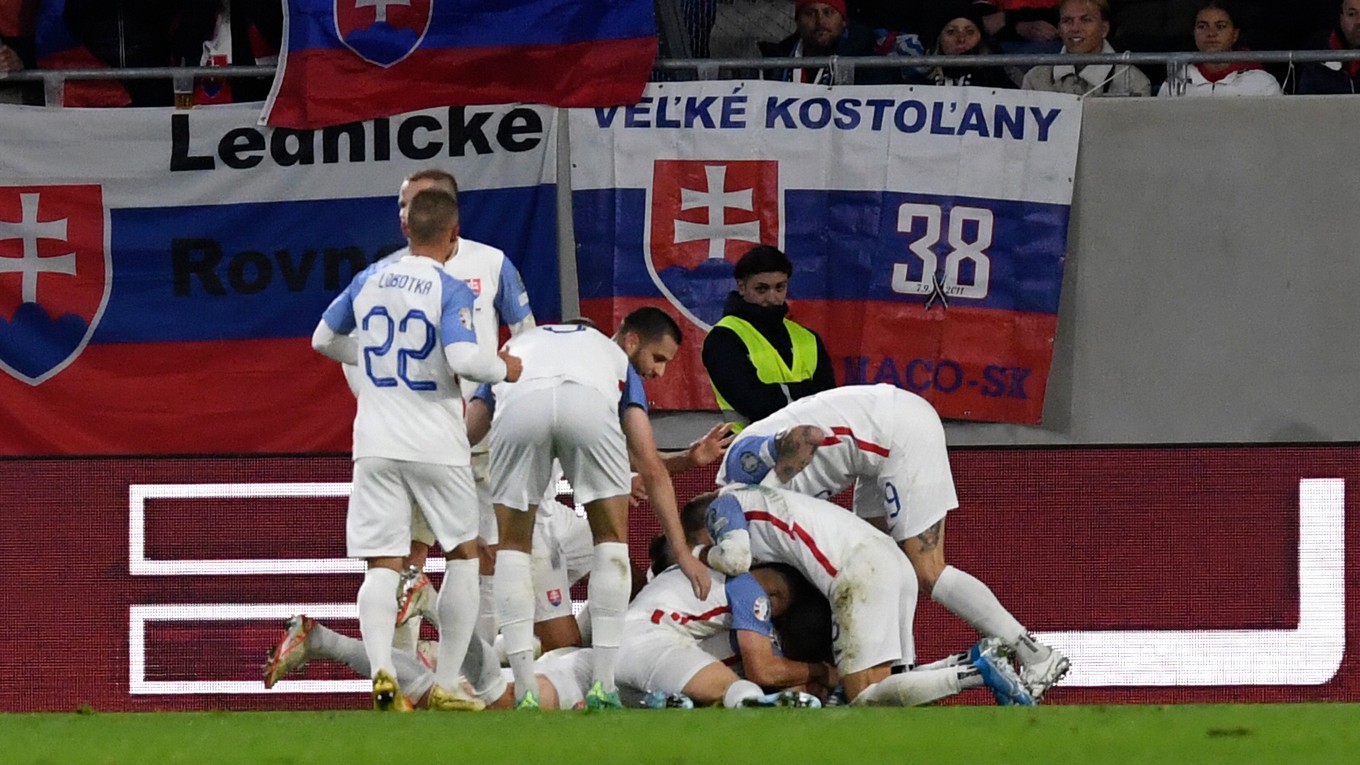 Dávid Ďuriš sa so spoluhráčmi teší po strelenom góle v zápase Luxembursko - Slovensko v kvalifikácii EURO 2024.