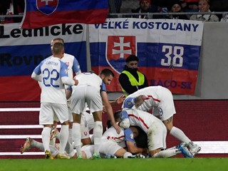 Dávid Ďuriš sa so spoluhráčmi teší po strelenom góle v zápase Luxembursko - Slovensko v kvalifikácii EURO 2024.