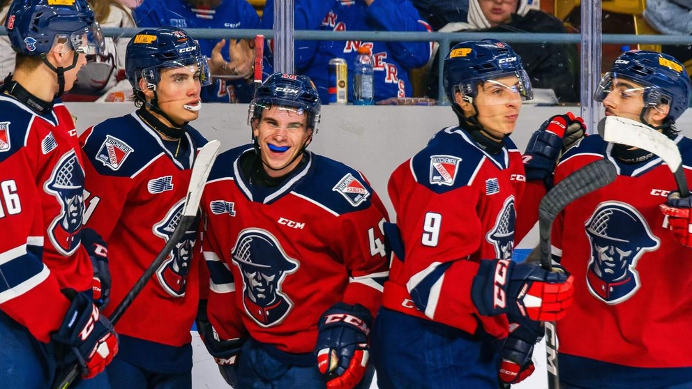 Filip Mešár so spoluhráčmi z Kitchener Rangers.