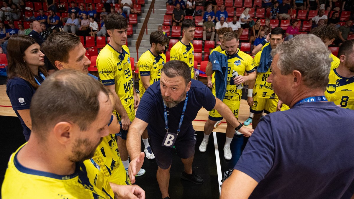Hádzanári HK Bojnice s trénerom.