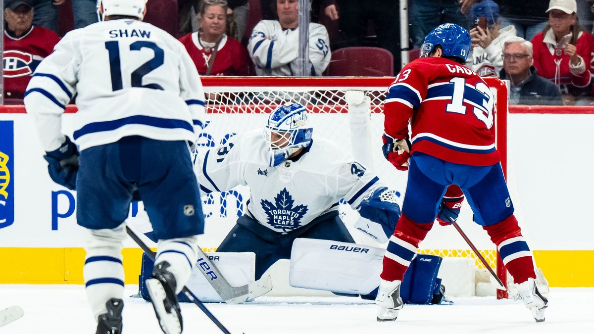 Brankár Samuel Hlavaj (uprostred) počas prípravy na novú sezónu NHL v bránke Toronta.