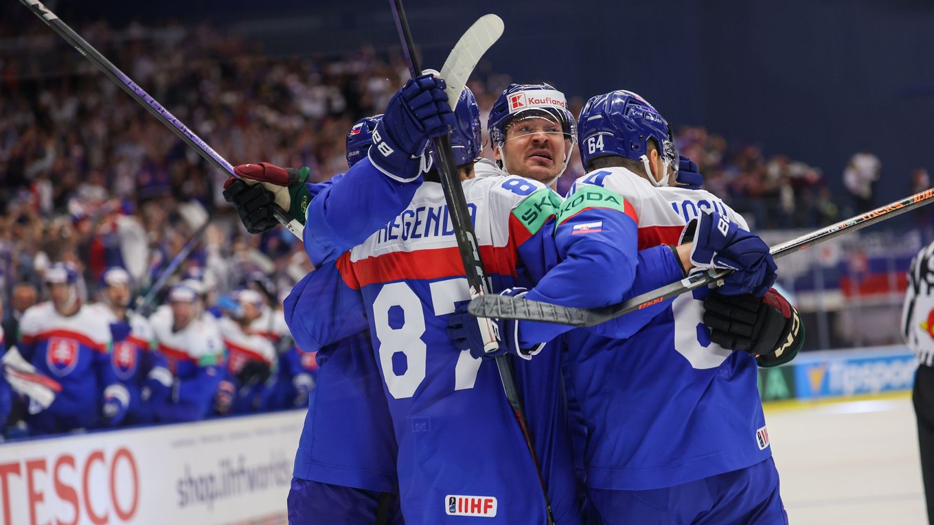 Slovenskí hokejisti sa tešia po strelenom góle v zápase Slovensko - USA v skupine B na MS v hokeji 2024.