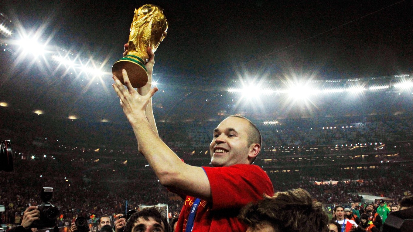 Andreas Iniesta s trofejou po triumfe na MS 2010.