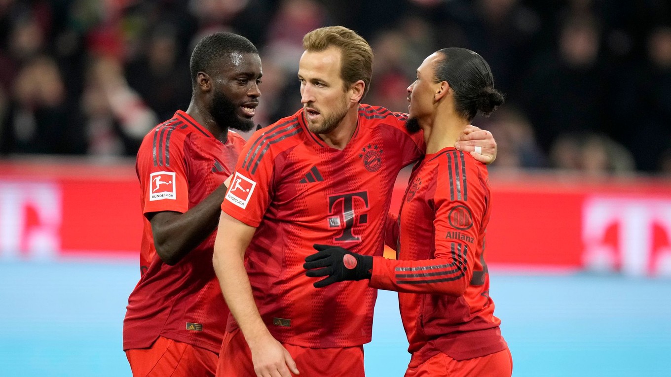 Harry Kane (v strede) so spoluhráčmi s Bayernu Mníchov.