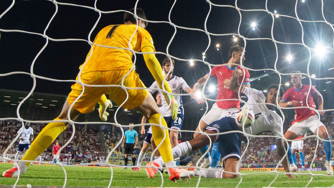 Sprava Daniel Fila, Jarell Quansah, Filip Prebsl, Alex Scott  a brankár James Beadle v zápase Česko - Anglicko.