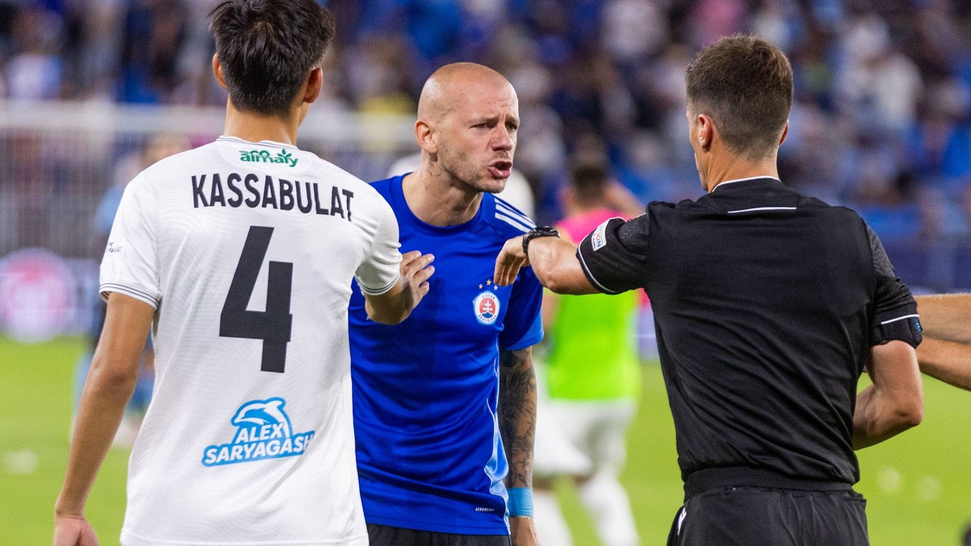 Kapitán Slovana Vladimír Weiss junior po červenej karte v zápase s Kajrat Almaty.