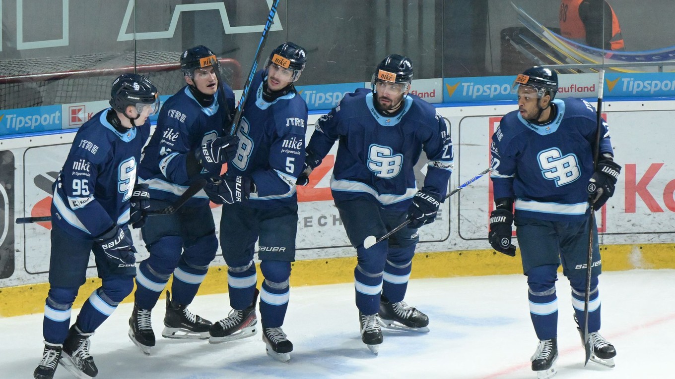 Hráči Slovana sa tešia z gólu v zápase 25. kola hokejovej Tipsport ligy medzi HK Nitra a HC Slovan Bratislava.