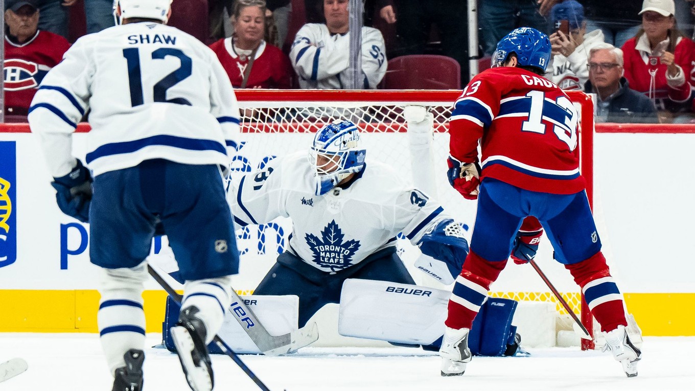Brankár Samuel Hlavaj (uprostred) počas prípravy na novú sezónu NHL v bránke Toronta.