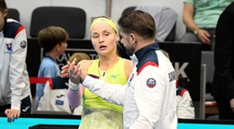 Na snímke vľavo sklamaná slovenská tenistka Rebecca Šramková a vpravo kapitán tímu Matej Lipták.