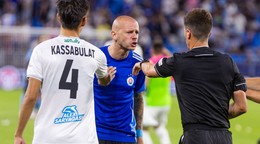 Kapitán Slovana Vladimír Weiss junior po červenej karte v zápase s Kajrat Almaty.