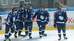 Hráči Slovana sa tešia z gólu v zápase 25. kola hokejovej Tipsport ligy medzi HK Nitra a HC Slovan Bratislava.