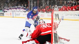 Timothy Kazda počas trestného strieľania v zápase s Kanadou.