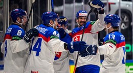 František Gajdoš, kapitán Marek Hrivík, Mislav Rosandič a Oliver Okuliar (všetci Slovensko) sa tešia z gólu počas zápasu základnej B-skupiny Dánsko - Slovensko.