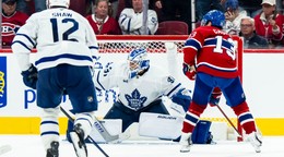 Brankár Samuel Hlavaj (uprostred) počas prípravy na novú sezónu NHL v bránke Toronta.