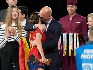 Prezident Španielskej futbalovej federácie (RFEF) Luis Rubiales (vpravo) a španielska futbalistka Aitana Bonmatiová.