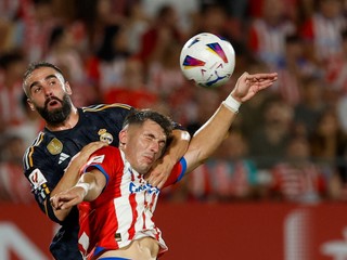Futbalista Realu Madrid Dani Carvajal (vľavo) v súboji s Valerym Fernandezom.