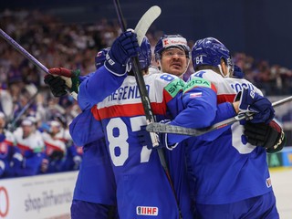 Slovenskí hokejisti sa tešia po strelenom góle v zápase Slovensko - USA v skupine B na MS v hokeji 2024.