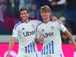 Nico Paz (vpravo) a Sergi Roberto sa tešia po strelenom góle v zápase Atalanta Bergamo - Calcio Como v 5. kole Serie A.