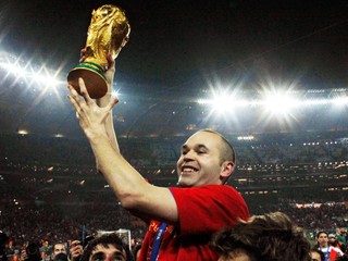 Andreas Iniesta s trofejou po triumfe na MS 2010.