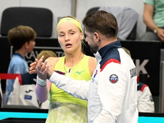 Na snímke vľavo sklamaná slovenská tenistka Rebecca Šramková a vpravo kapitán tímu Matej Lipták.