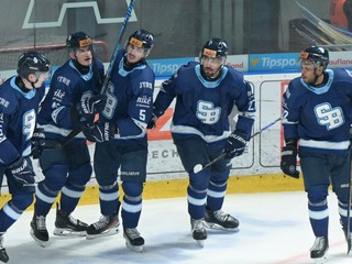 Hráči Slovana sa tešia z gólu v zápase 25. kola hokejovej Tipsport ligy medzi HK Nitra a HC Slovan Bratislava.