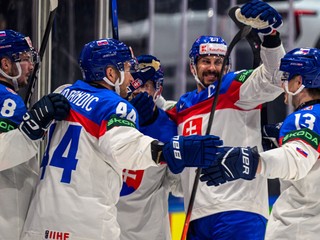 František Gajdoš, kapitán Marek Hrivík, Mislav Rosandič a Oliver Okuliar (všetci Slovensko) sa tešia z gólu počas zápasu základnej B-skupiny Dánsko - Slovensko.